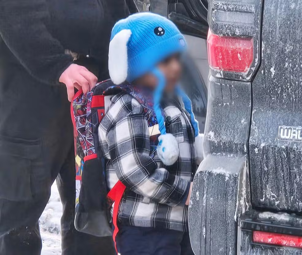 Menino de 5 anos detido pelo ICE mal dorme e come pouco, diz deputado dos EUA