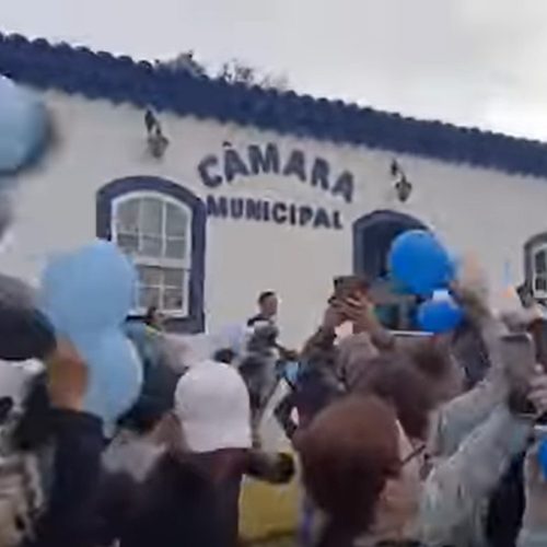 MORADORES FAZEM PROTESTO EM FRENTE A CAMARA MUNICIPAL.