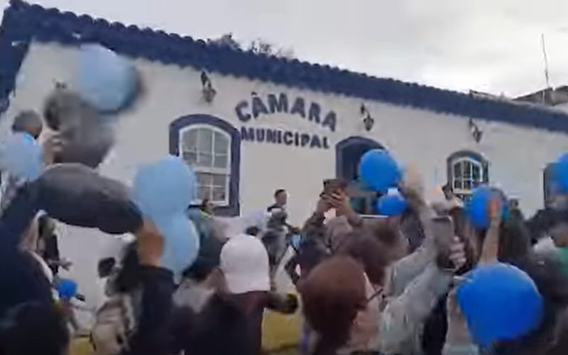 MORADORES FAZEM PROTESTO EM FRENTE A CAMARA MUNICIPAL.