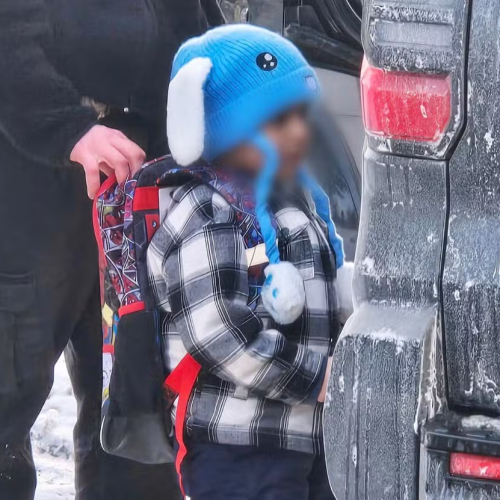 Menino de 5 anos detido pelo ICE mal dorme e come pouco, diz deputado dos EUA