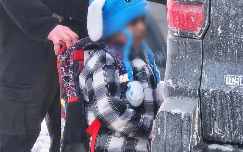 Menino de 5 anos detido pelo ICE mal dorme e come pouco, diz deputado dos EUA