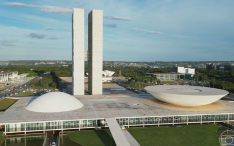 Reajuste de salário para servidores aprovado pelo Congresso é maior que receita de 95% dos municípios brasileiros